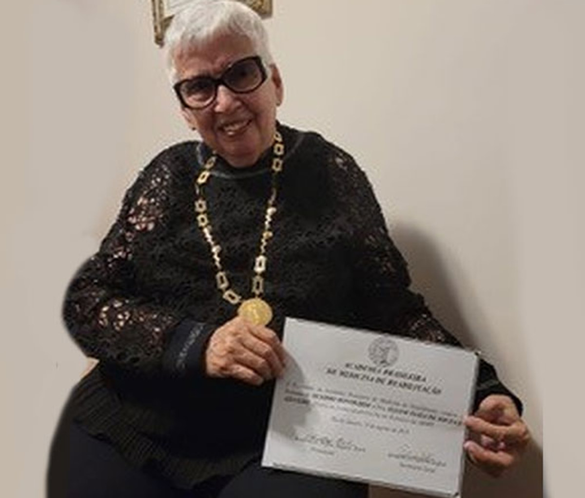 A Profa. Eliane Azevedo recebe o Titulo de Membro Honorário da Academia Brasileira de Medicina de Reabilitação